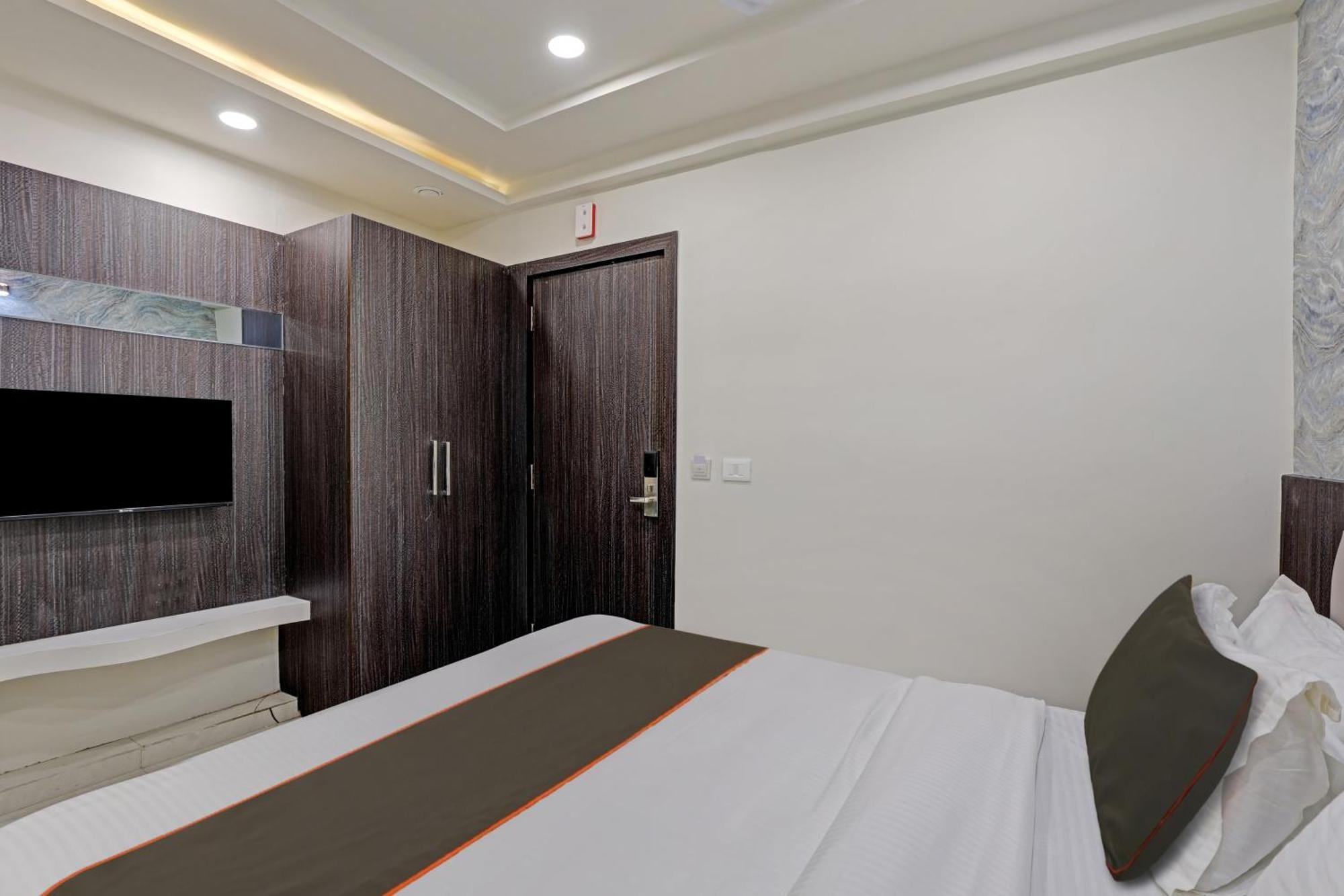 Collection O Alpha One Hotel Ахмедабад Екстериор снимка