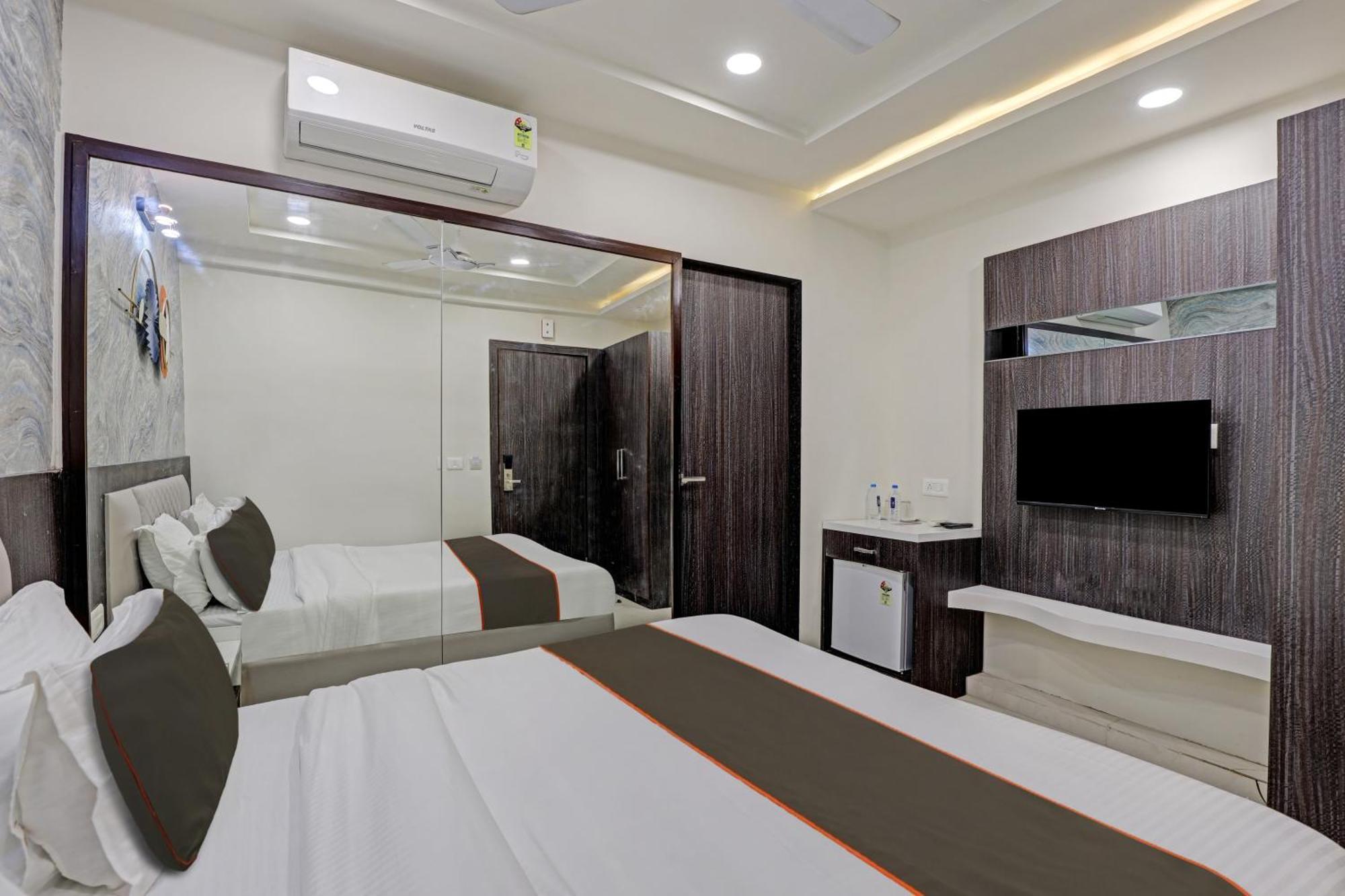Collection O Alpha One Hotel Ахмедабад Екстериор снимка