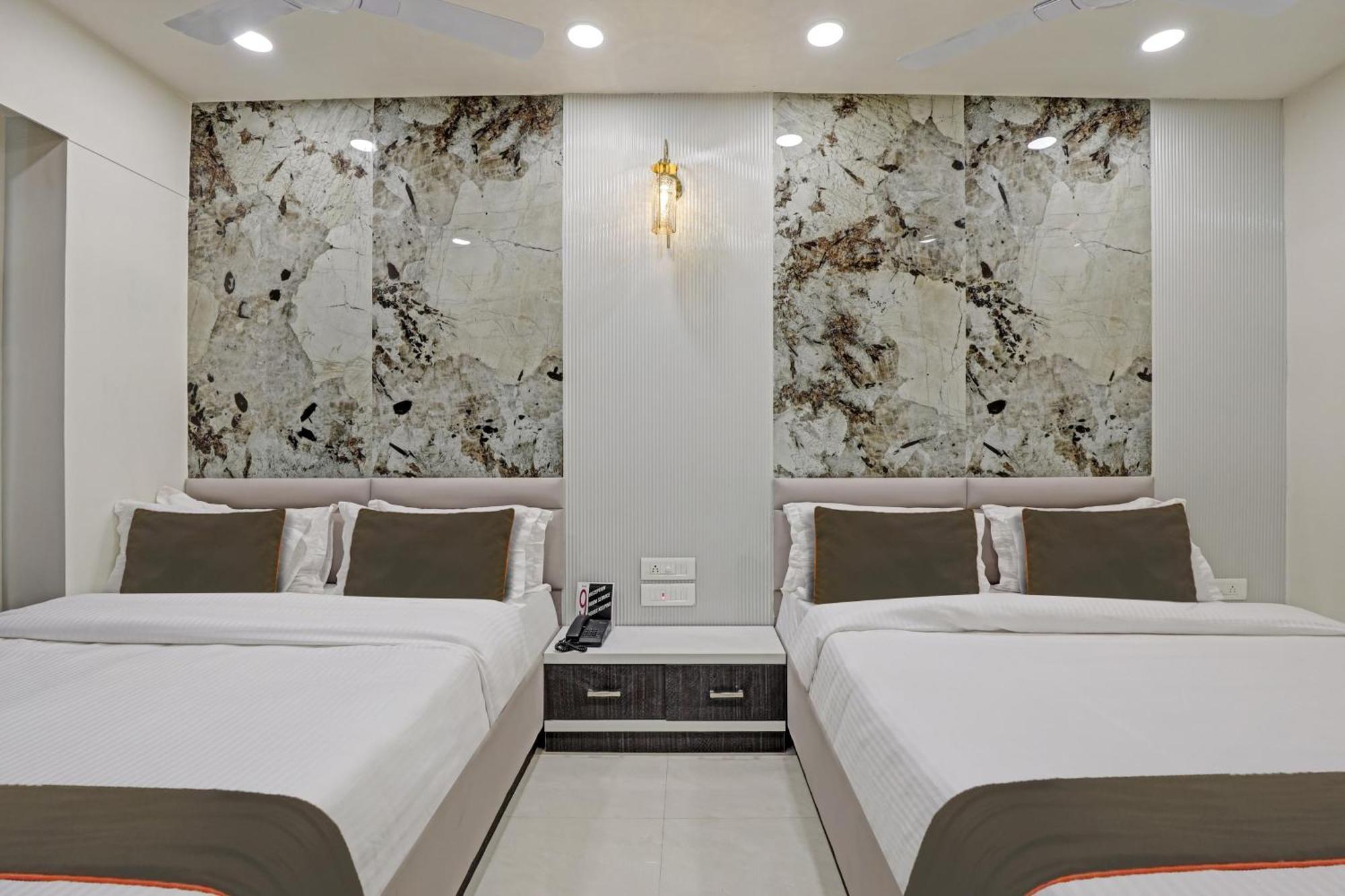 Collection O Alpha One Hotel Ахмедабад Екстериор снимка