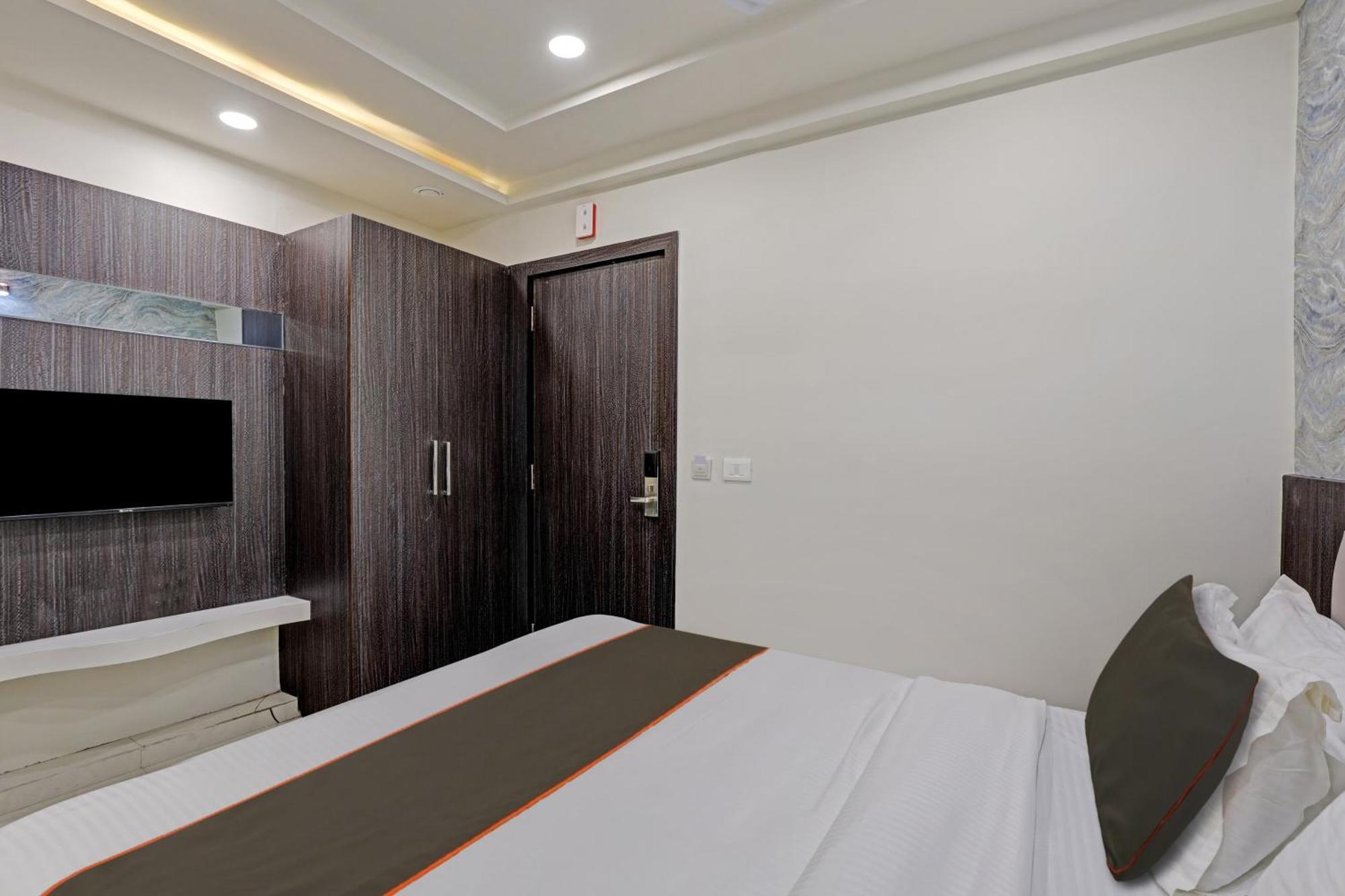 Collection O Alpha One Hotel Ахмедабад Екстериор снимка
